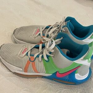 Nike LeBron Witness VII Men's
Basketball Shoes Athletic
Sneakers Size 12